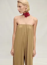 Mono largo de corte recto y diseño palabra de honor, con escote fruncido y bajo abullonado. Confeccionado en tejido mezcla de lana y viscosa.