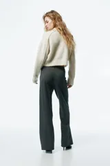 Pantalón de tiro alto confeccionado en tejido de punto de mezcla de viscosa con acabado cepillado. Presenta un diseño de corte recto con estampado de rayas finas y cintura elástica oculta.