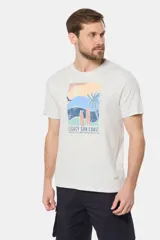 Remera celeste melange de manga corta con cuello redondo y estampa veraniega al frente con motivo de playa y la inscripción "Legacy Sun Coast".