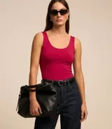 Blusa musculosa color gris claro, con escote en U y breteles anchos. Confeccionada en poliamida y poliéster.