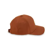 Gorra de béisbol color ladrillo con parche bordado en el frente con un paisaje de sol y mar.