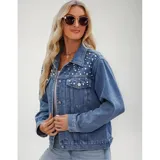 Campera de jean color negro con apliques de perlas en la parte superior frontal. Presenta cuello clásico, cierre frontal con botones metálicos y dos bolsillos en el pecho.
