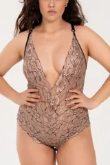 Body color avellana de puntilla elastizada, con breteles elásticos regulables cruzados en la espalda y broche en la entrepierna con fundillo de algodón.