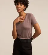 Blusa básica de manga corta y escote en V, color verde lima pálido.