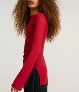 Blusa roja ajustada de manga larga, confeccionada en tejido rib, con cuello redondo y diseño largo con fruncidos laterales y aberturas en los costados.