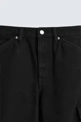 Bermuda de denim de algodón, color celeste lavado, de corte relajado (relaxed fit). Presenta cinco bolsillos, incluyendo bolsillos cargo plastrón con solapa en las perneras.