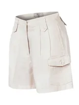 Short estilo cargo tiro alto de lino orgánico color beige, con pinzas frontales, amplios bolsillos laterales con solapa y botones, y trabillas para cinturón.