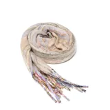 Pashmina de tejido suave con diseño de rayas multicolor en tonos pasteles y neutros, con flecos en los extremos.