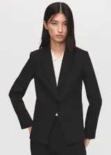Blazer entallado de color negro con solapas de muesca, cierre frontal de un botón, hombros estructurados y mangas largas con puños abotonados. Cuenta con dos bolsillos de ribete delanteros y un bolsillo de ribete en el pecho.
