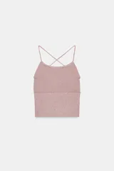 Top crop de tejido de punto con hilo metalizado, diseño de cuello halter y tiras finas cruzadas en la espalda.