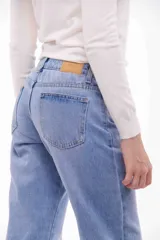 Pantalón de jean de corte wide leg color gris oscuro.