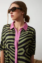 Lentes de sol de mujer con armazón cuadrado ancho de acetato negro, estilo retro. Cristales oscuros con protección UV.