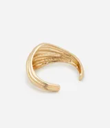 Pulsera rígida de metal dorado con diseño de bandas plegadas y acabado brillante, con abertura ajustable.