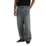 Pantalon de jean estilo skater, corte holgado y tiro medio, con lavado desgastado en tono azul claro.