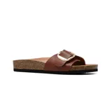 Sandalias bajas marrones con hebilla dorada y plantilla de corcho.