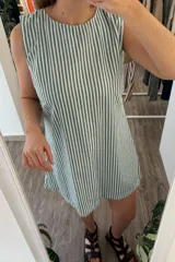 Vestido corto sin mangas con cuello redondo y estampado a rayas verticales verdes y blancas.
