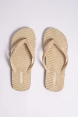 Ojotas de hombre con base calada, tiras de goma y detalle de logo en relieve.