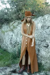 Vestido oversize largo color tostado, confeccionado en 100% cuero, sin mangas y con hilera de botones frontales de guampa.