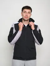 Campera deportiva Umbro con capucha, cierre frontal y bloques de color. El cuerpo principal es azul marino, los hombros son blancos y las mangas tienen paneles laterales en gris claro.