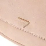 Cartera tipo bandolera Guess modelo Danya, color beige, con diseño estructurado, solapa frontal con logo metálico triangular y correa ajustable y desmontable.