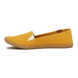Zapatilla casual Moleca para mujer, tipo alpargata baja de color amarillo, con perforaciones en toda la capellada para mayor ventilación, suela texturizada tipo yute y detalle de aplique marrón con un corazón metálico en el talón.