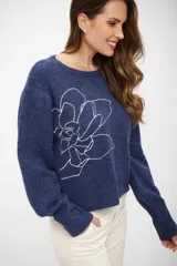 Buzo de tejido de punto azul oscuro con cuello redondo y un diseño lineal de una flor en blanco en el frente.