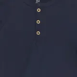 Camiseta de manga larga azul marino para bebé con cuello redondo y tapeta con tres botones de madera.