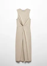 Vestido midi de algodón, color beige, con cuello redondo, sin mangas y detalle de nudo frontal que genera un ligero drapeado.