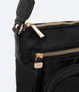 Bolso tipo bandolera modelo postman, color negro, confeccionado en tejido de poliéster. Cuenta con correa ajustable de cinta de gross, cierre principal por cremallera y dos bolsillos delanteros con cierre metálico.