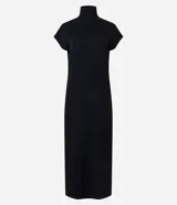 Vestido midi de punto color negro, con cuello alto, manga corta sin sisa y aberturas laterales. Presenta un diseño ajustado y texturizado.