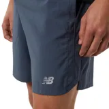 Short deportivo gris con logo de New Balance en la pierna izquierda.