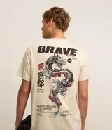 Remera color crema de algodón con cuello redondo y mangas cortas. Estampa trasera con un dragón oriental en tonos negros y rojos.