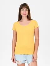 Remera de algodón color amarillo, de corte entallado, con cuello redondo y mangas cortas.