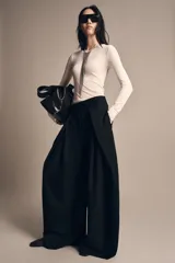 Pantalón de tiro medio ZW Collection con estampado de raya diplomática, bolsillos laterales ocultos y detalle de pinzas delanteras. Pierna ancha y cierre frontal con cremallera, botón y ganchos metálicos.