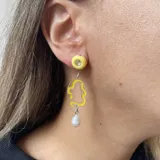 Aros colgantes con base redonda amarilla con strass, pieza colgante transparente con diseño abstracto amarillo y perla de río natural.