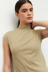 Musculosa blanca de algodón con cuello alto y sisas amplias.