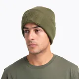 Gorro tipo beanie de punto color verde oliva, con diseño de doble capa y detalle de letra M bordada en relieve en el frente. Incluye etiqueta lateral con el logo de la marca.