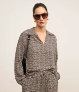Blusa Cortelle de manga larga en crepé con estampa pied-de-poule, cuello polo y escote en V.