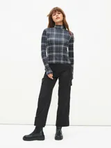 Polera de cuello alto con estampado de piel de serpiente en tonos lila y marrón.