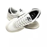 Championes New Balance modelo 440, de diseño urbano con combinación de colores beige, blanco y negro. Presentan el logo N en contraste lateral, puntera reforzada y suela plana.