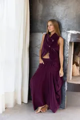 Pollera larga de pana color borgoña, con cintura elástica y bolsillos laterales.