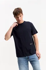 Remera blanca de manga corta, confeccionada en mezcla de algodón y poliéster, con diseño liso al frente y estampa en la espalda.