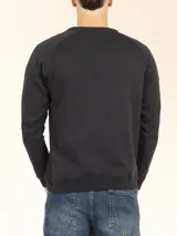 Sweater básico de algodón frizado color bordó, con cuello redondo, puños y ruedo elastizados.