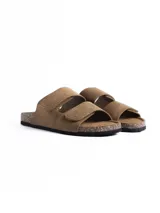Sandalias tipo Birkenstock de color marrón, con dos tiras ajustables con cierre de velcro y plantilla de corcho con suela de goma negra.
