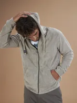 Campera con capucha de toalla color gris claro, con cierre completo y bolsillos frontales.