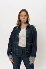 Chaqueta de jean azul oscuro con costuras blancas y lycra.