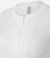 Cardigan de punto color gris, con cuello redondo, manga larga y cierre frontal con botones. Presenta puños y bajo acanalados, con un diseño clásico y versátil.
