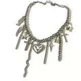 Collar plateado con cadena de eslabones gruesos y dijes colgantes: trompeta, ala, estrella, cruz con strass, corazón, candado, estrella de cuatro puntas y cruz simple.