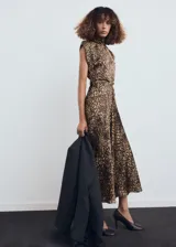 Vestido midi de tejido satinado con estampado de leopardo, cuello alto, manga corta y fruncidos laterales.