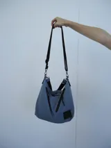 Cartera bandolera azul de nylon con múltiples bolsillos y doble correa desmontable, una corta y otra larga.